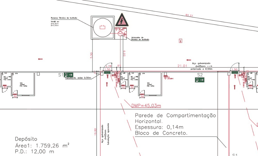 Planta de segurança de um depósito com saídas de emergência, distância máxima a percorrer e parede de compartimentação
